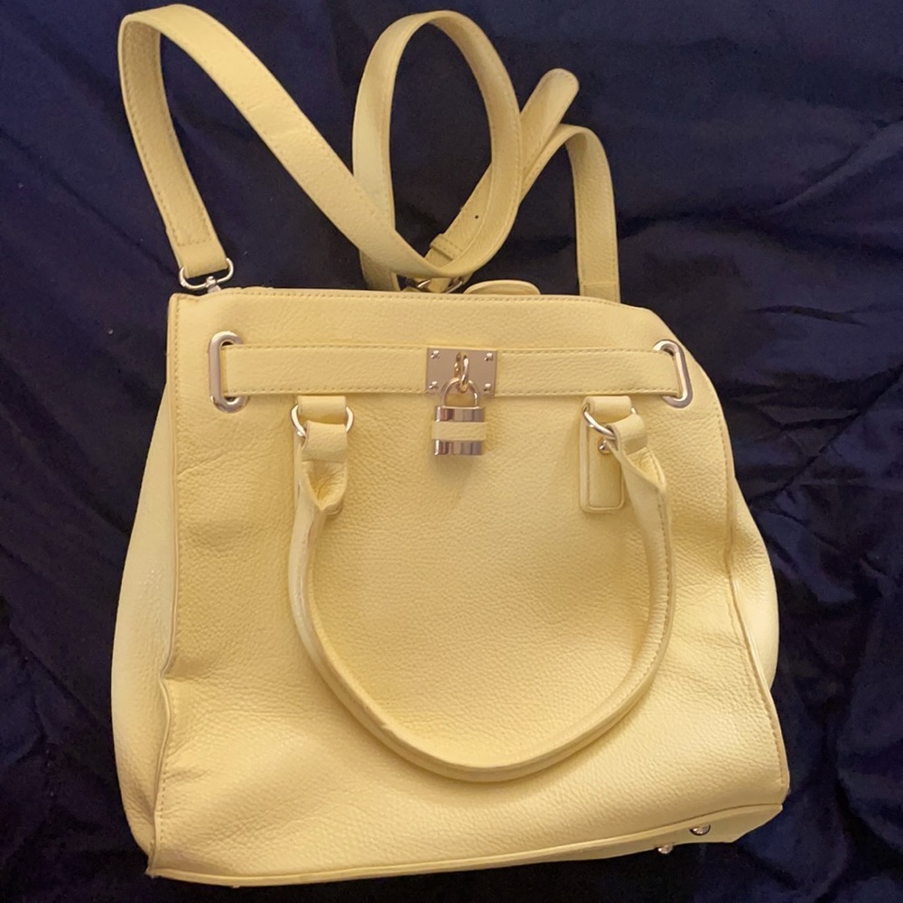 Beautiful oversized Yellow purse. Barley used in great condition.